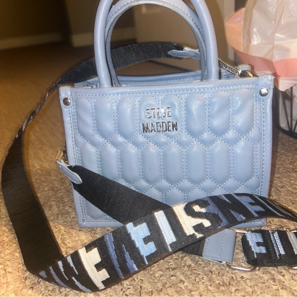 Used a few times , like brand new
comes with strap to make crossbody if wanted. - Picture 2 of 4